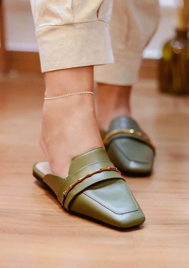 Sapato Sua Cia Mule Verde Oliva Detalhe de Bamboo - Imagem 2